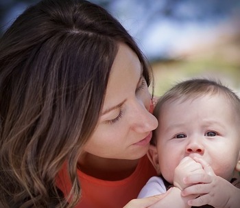El amor maternal influye en el crecimiento del cerebro infantil